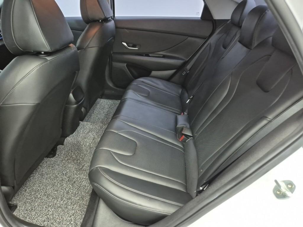 HYUNDAI Avante - Vista 12