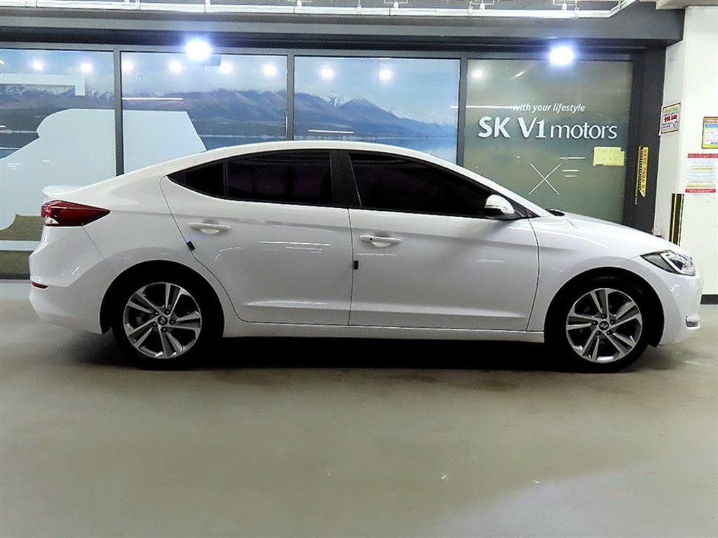 HYUNDAI Avante - Vista 3