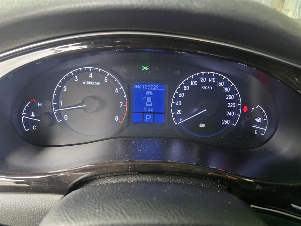 HYUNDAI Genesis - Vista 7