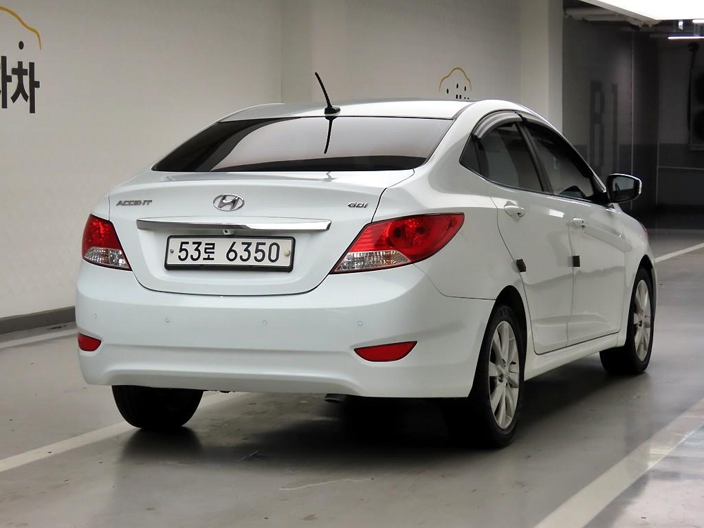 HYUNDAI Accent - Vista 4