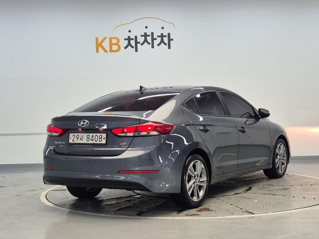 HYUNDAI Avante - Vista 3