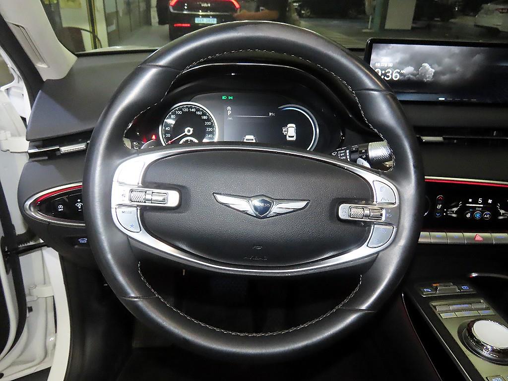 Genesis GV70 - Vista 8
