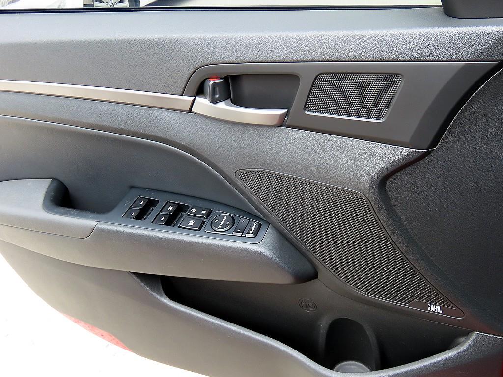 HYUNDAI Avante - Vista 12
