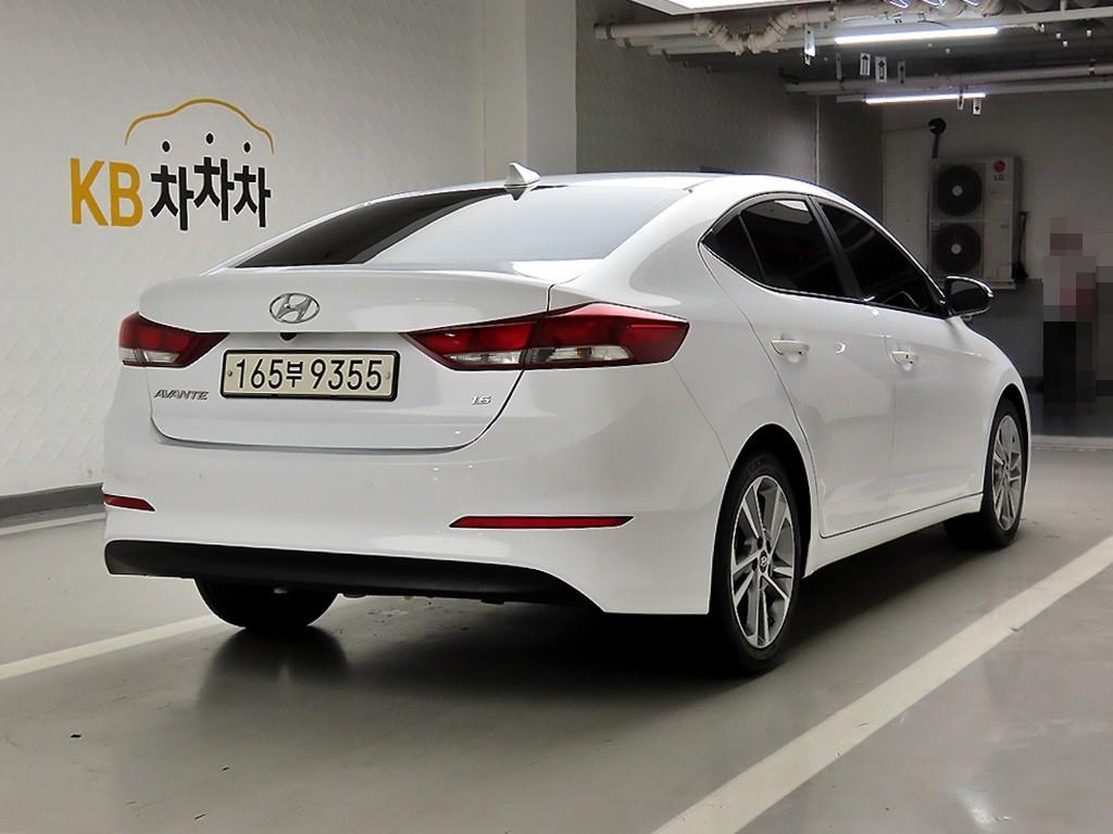 HYUNDAI Avante - Vista 4