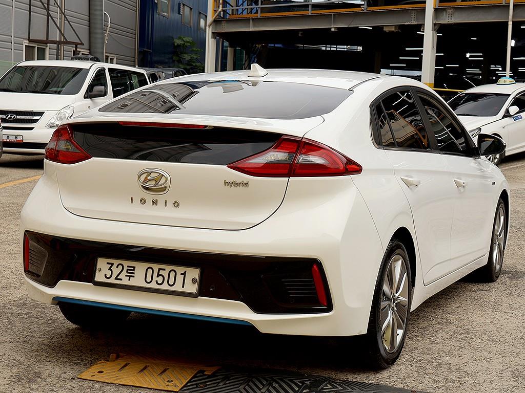 HYUNDAI Ioniq - Vista 4