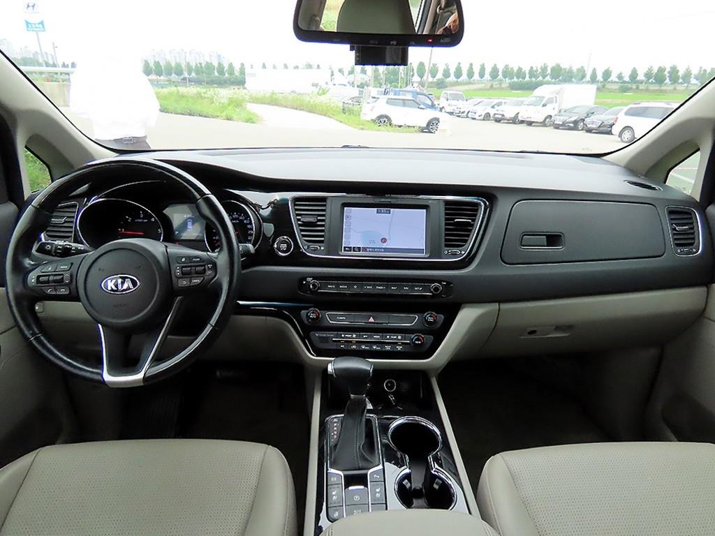 KIA Carnival - Vista 10