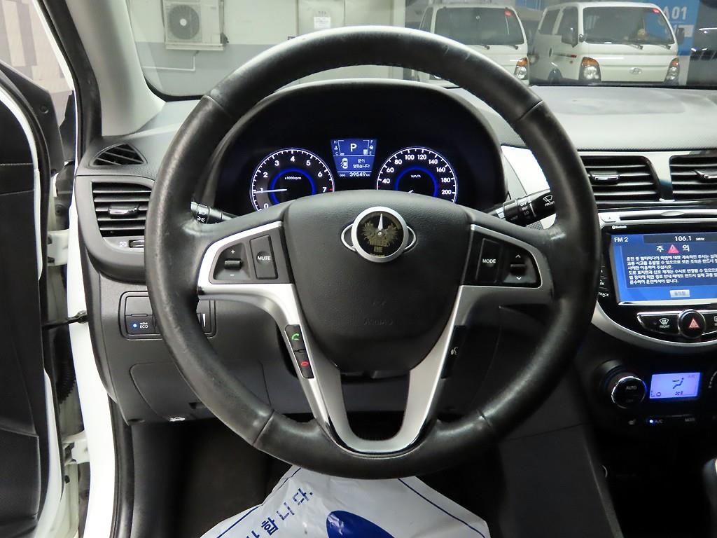 HYUNDAI Accent - Vista 8