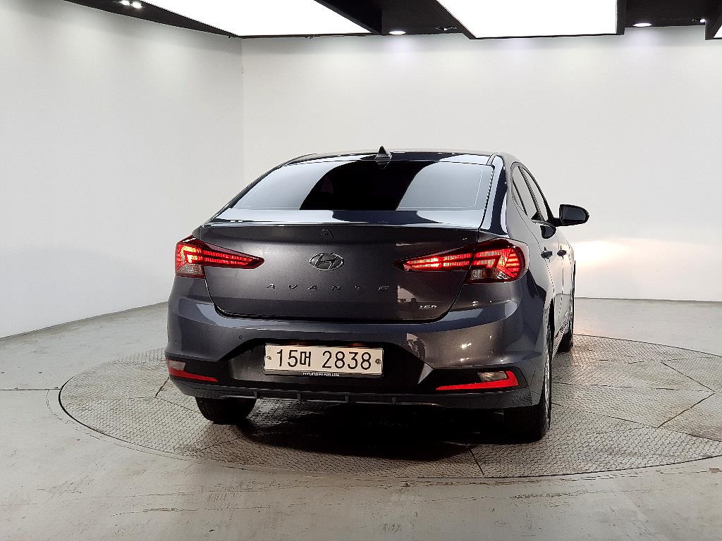 HYUNDAI Avante - Vista 3