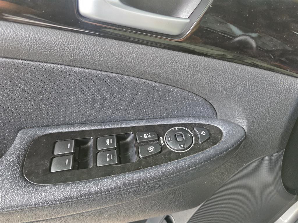 HYUNDAI Genesis - Vista 5