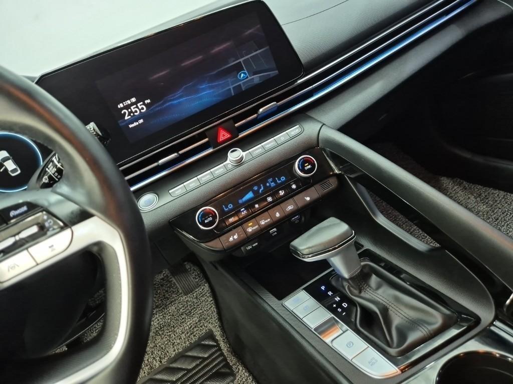 HYUNDAI Avante - Vista 10