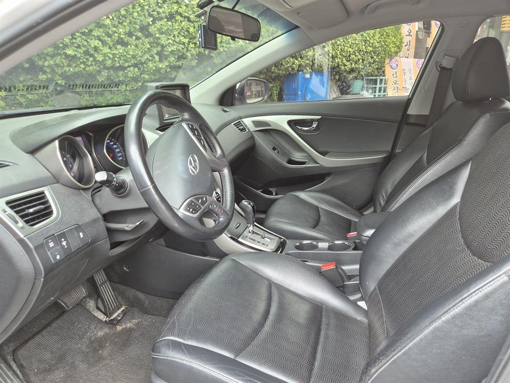 HYUNDAI Avante - Vista 5