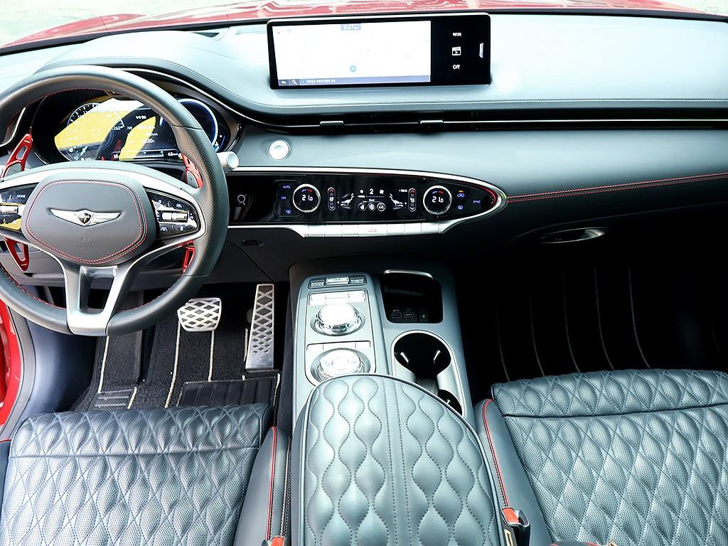 Genesis GV70 - Vista 5