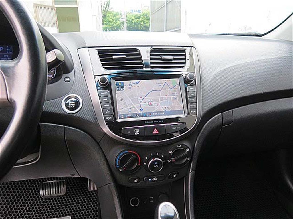HYUNDAI Accent - Vista 8
