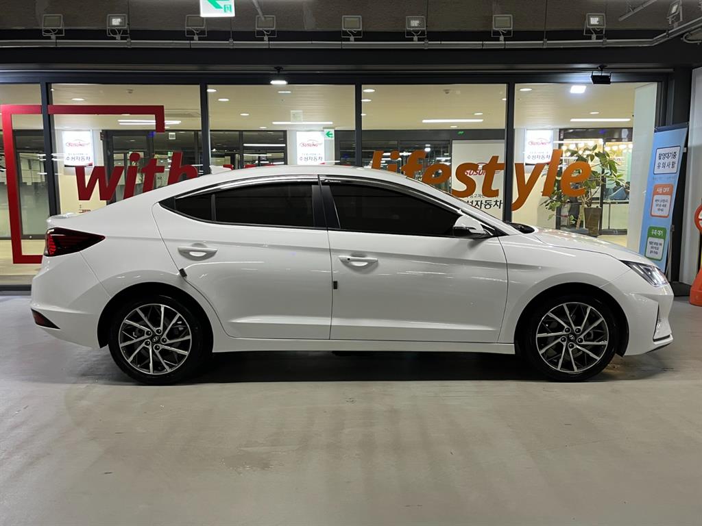 HYUNDAI Avante - Vista 3