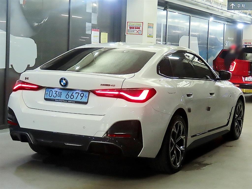 BMW i4 - Vista 4