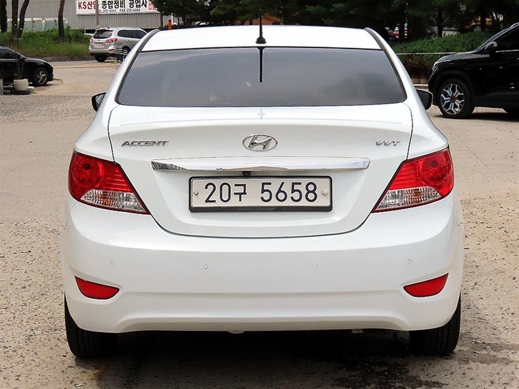 HYUNDAI Accent - Vista 4
