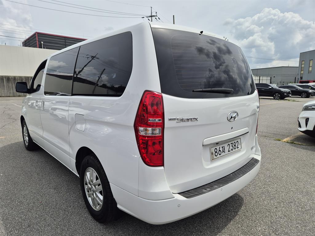 HYUNDAI Starex - Vista 7