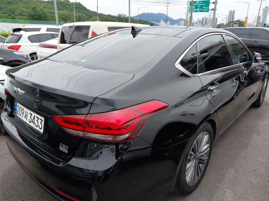 HYUNDAI Genesis - Vista 4