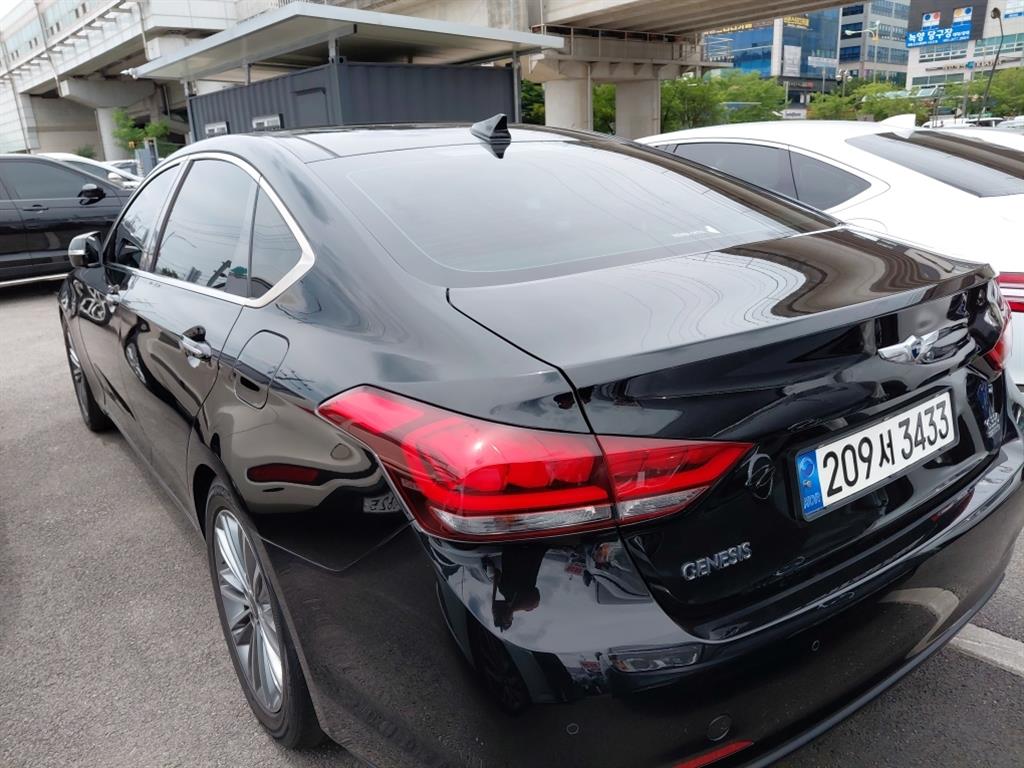 HYUNDAI Genesis - Vista 5