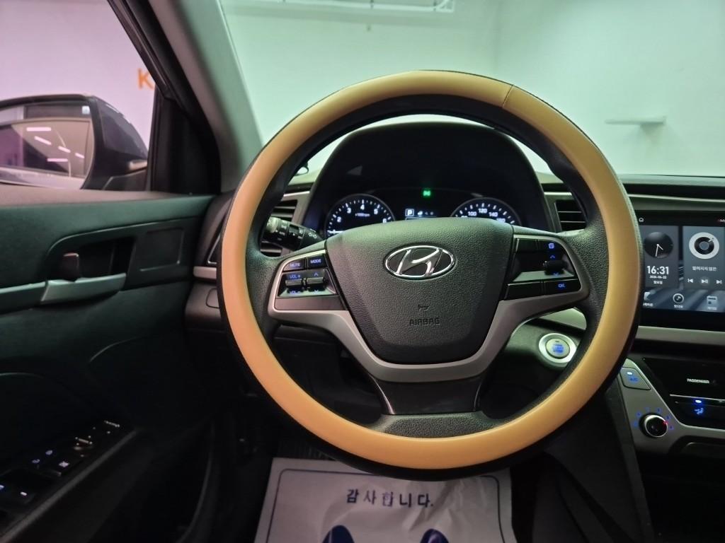 HYUNDAI Avante - Vista 9