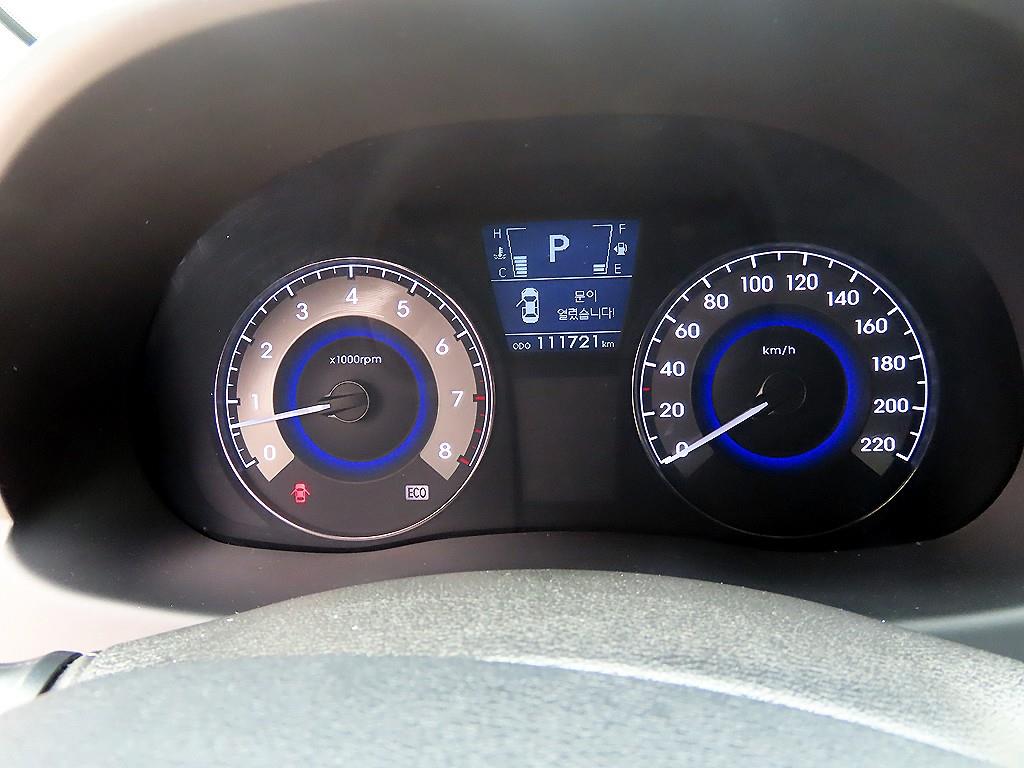 HYUNDAI Accent - Vista 9