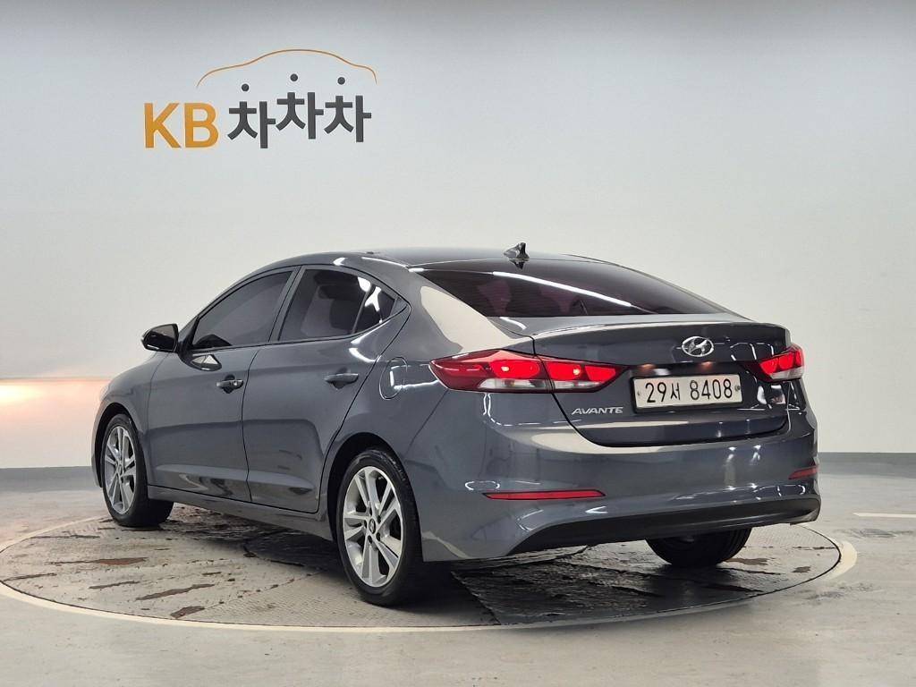 HYUNDAI Avante - Vista 2