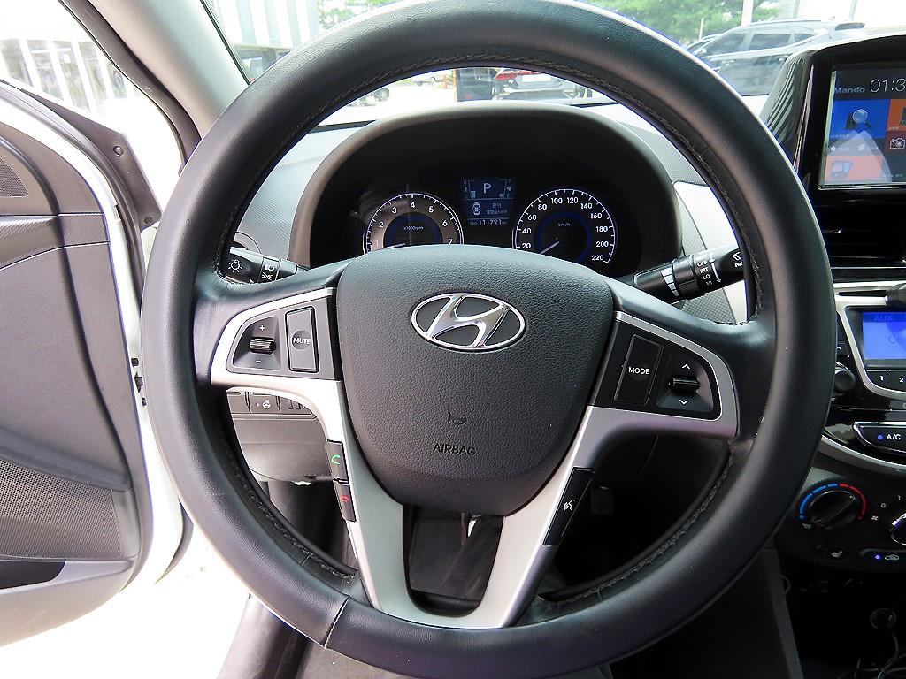 HYUNDAI Accent - Vista 8