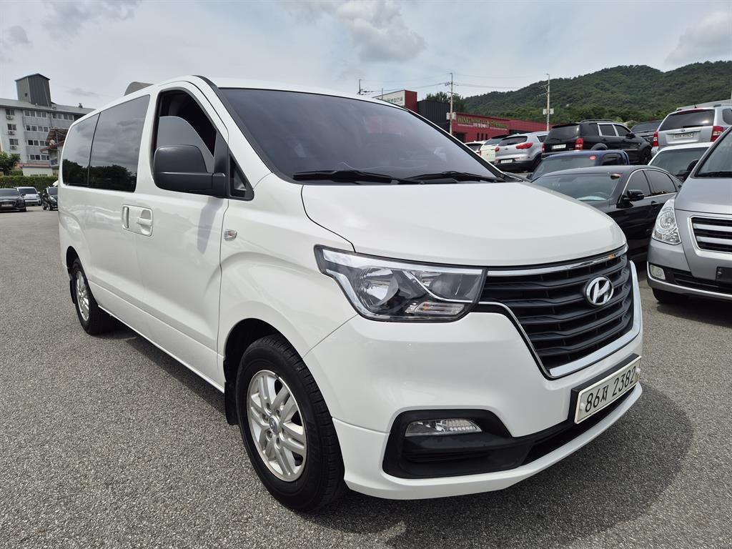 HYUNDAI Starex - Vista 3