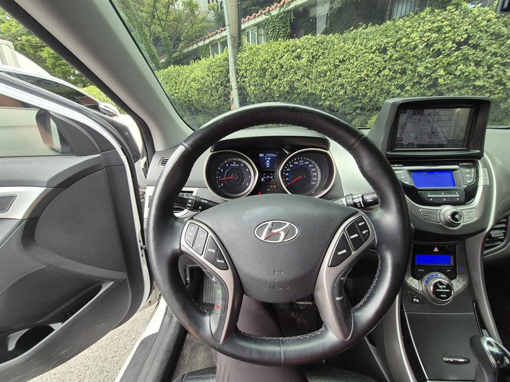 HYUNDAI Avante - Vista 10