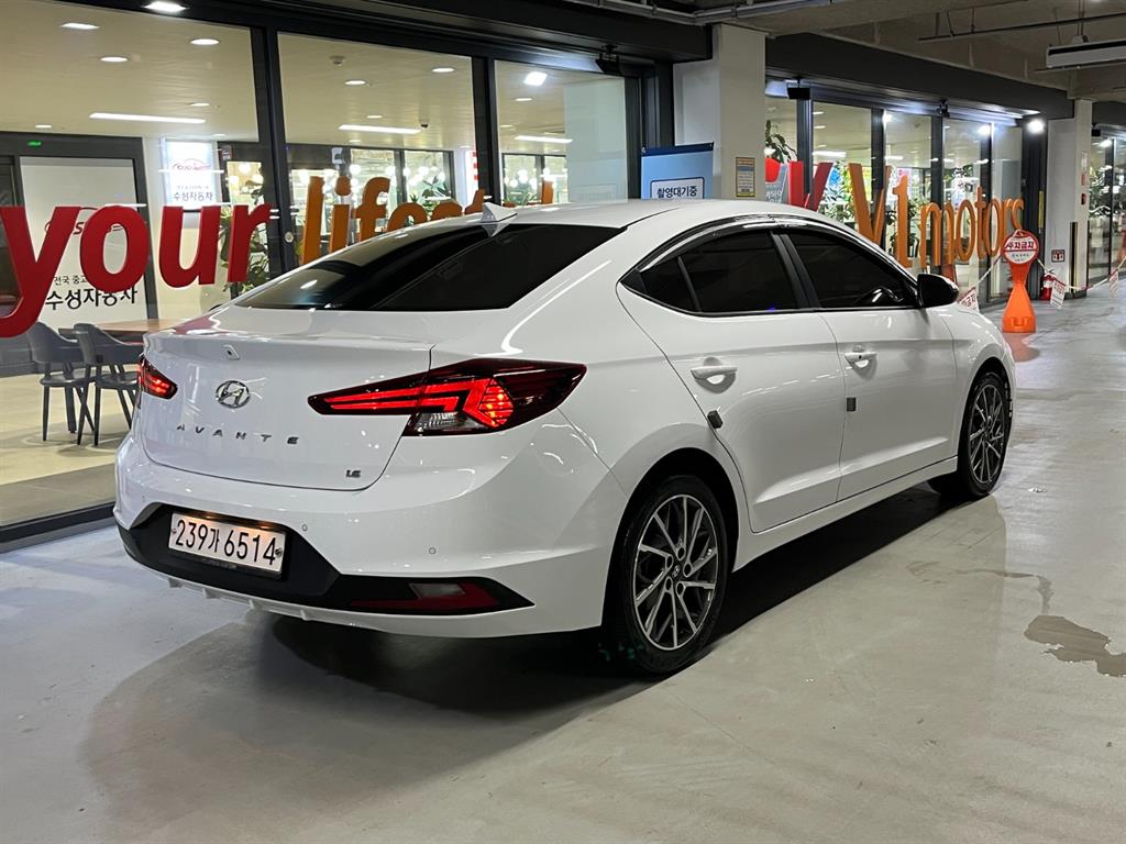 HYUNDAI Avante - Vista 4