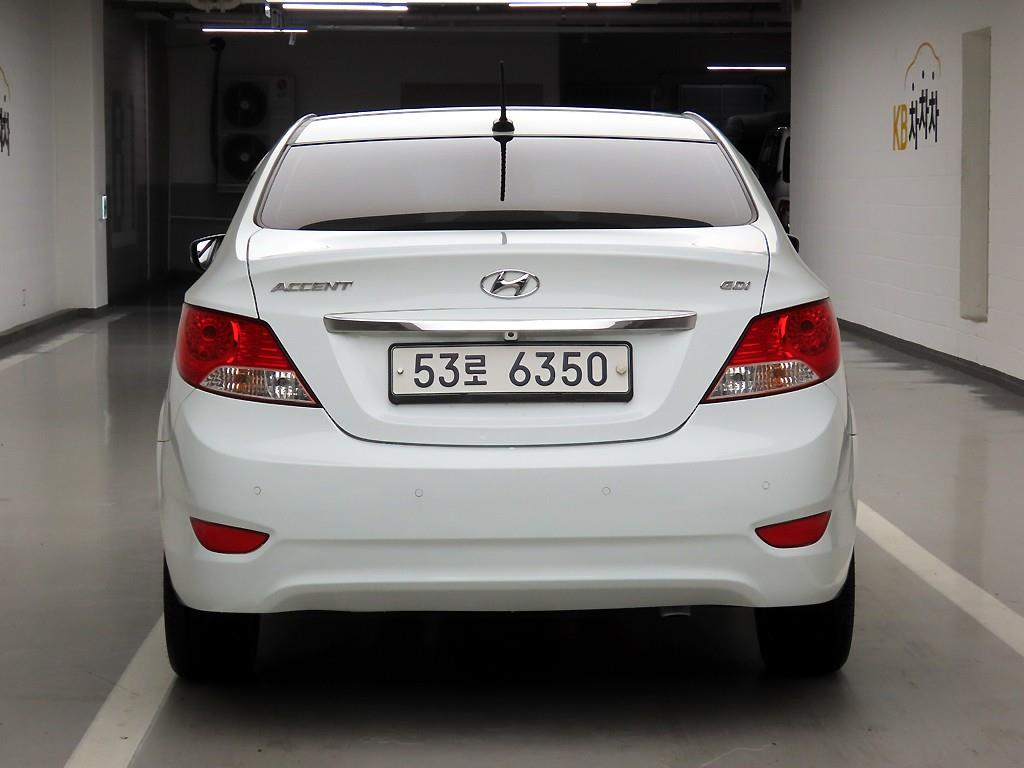 HYUNDAI Accent - Vista 3