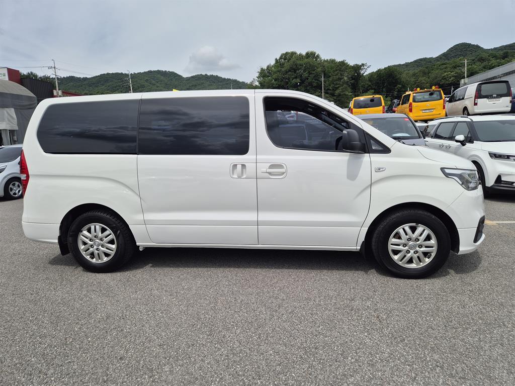 HYUNDAI Starex - Vista 4