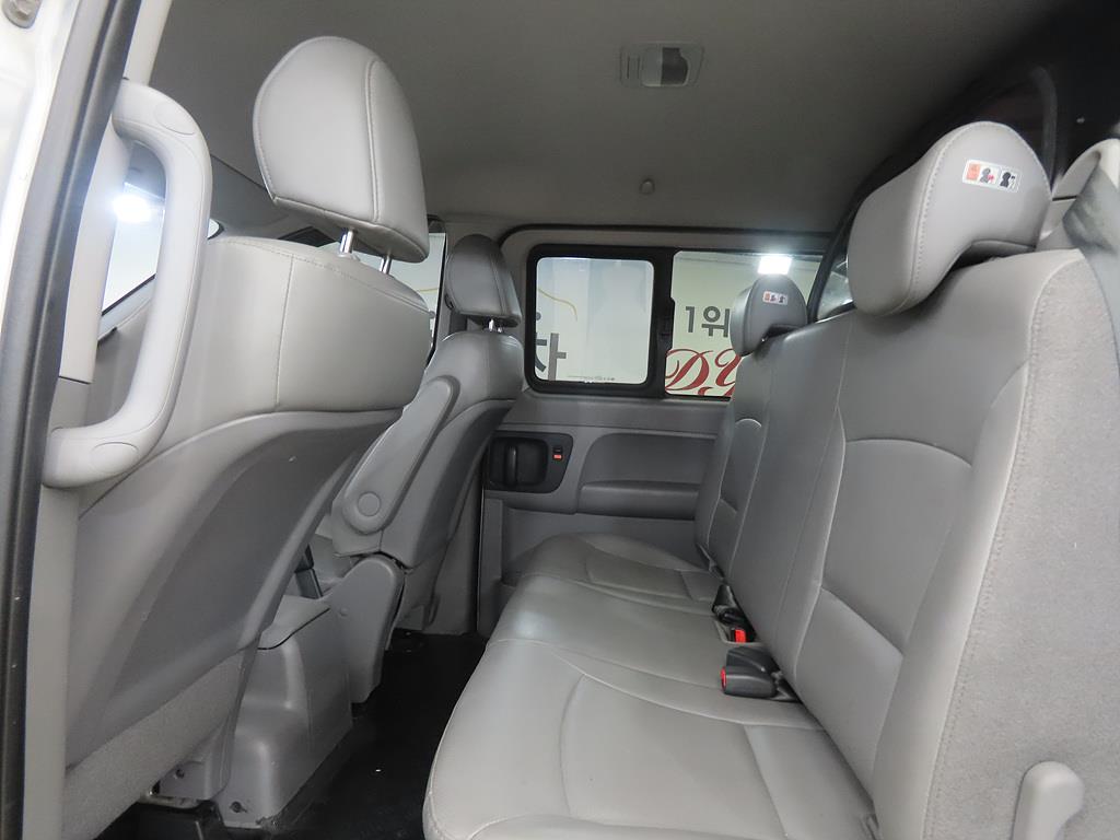 HYUNDAI Starex - Vista 7