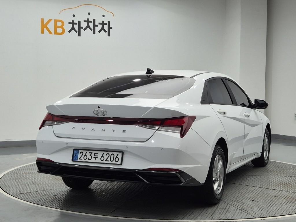 HYUNDAI Avante - Vista 3