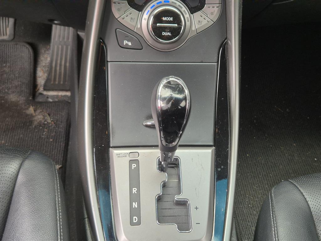 HYUNDAI Avante - Vista 9