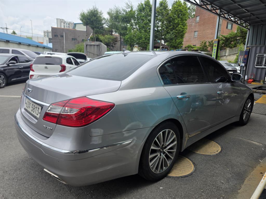 HYUNDAI Genesis - Vista 3