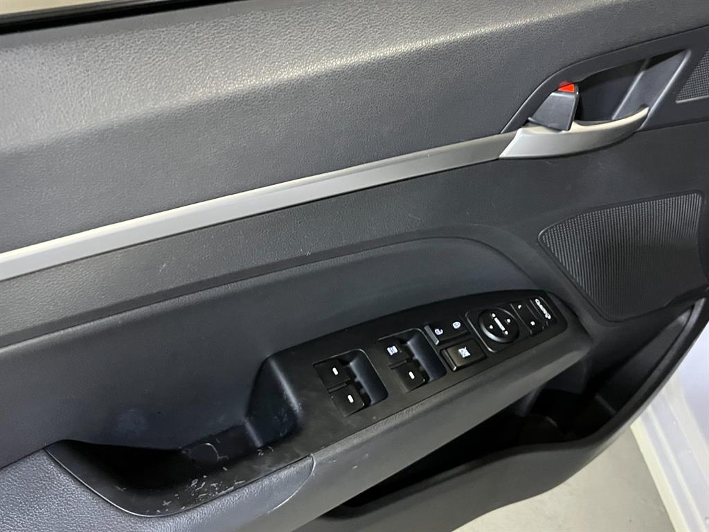 HYUNDAI Avante - Vista 12