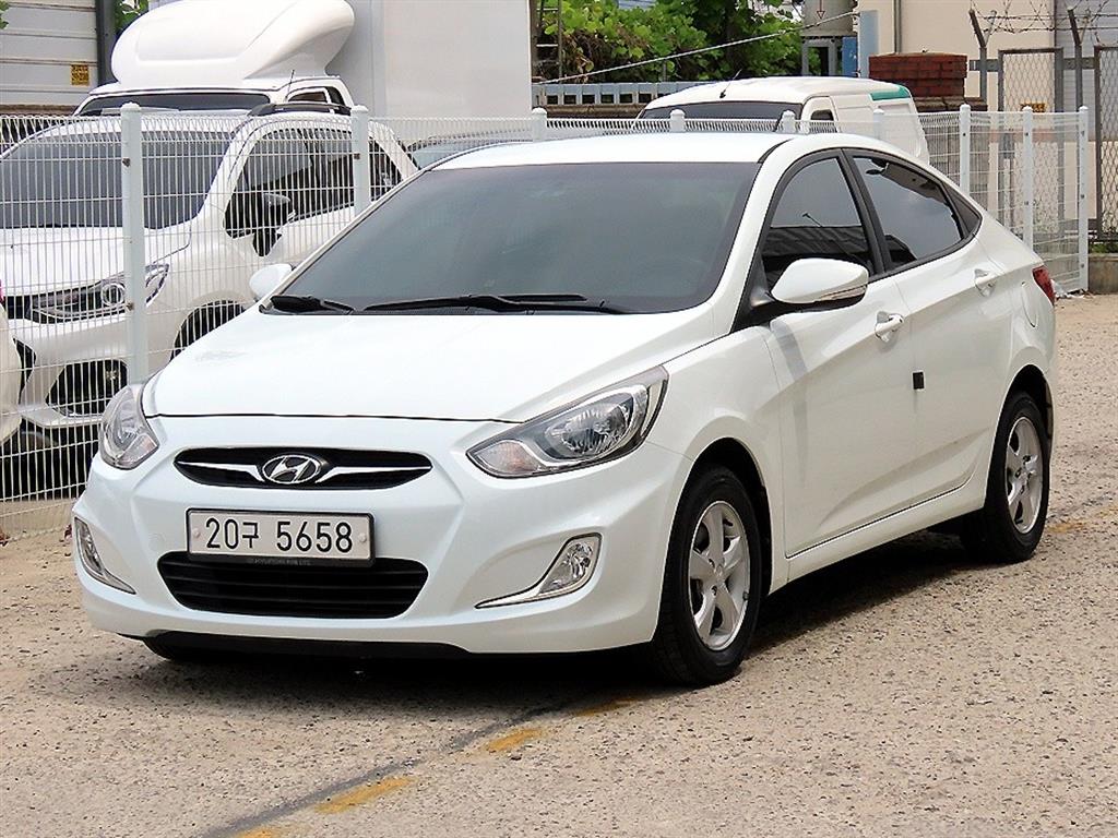 HYUNDAI Accent - Vista 2