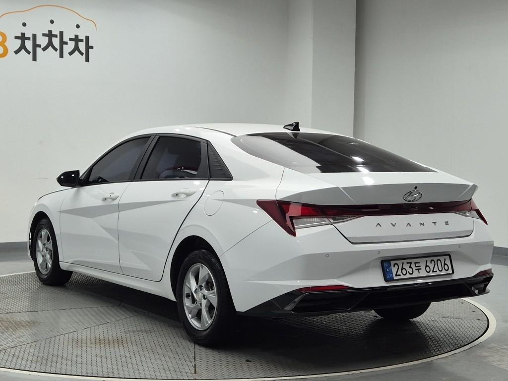 HYUNDAI Avante - Vista 2