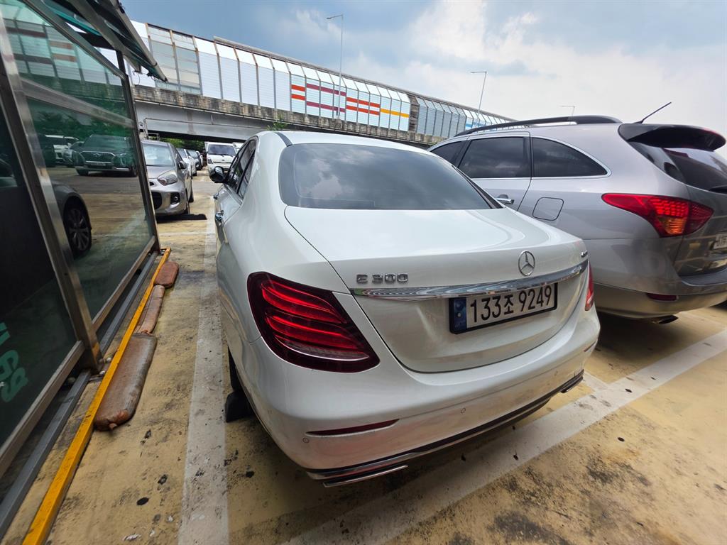 Mercedes Benz E class - Vista 3