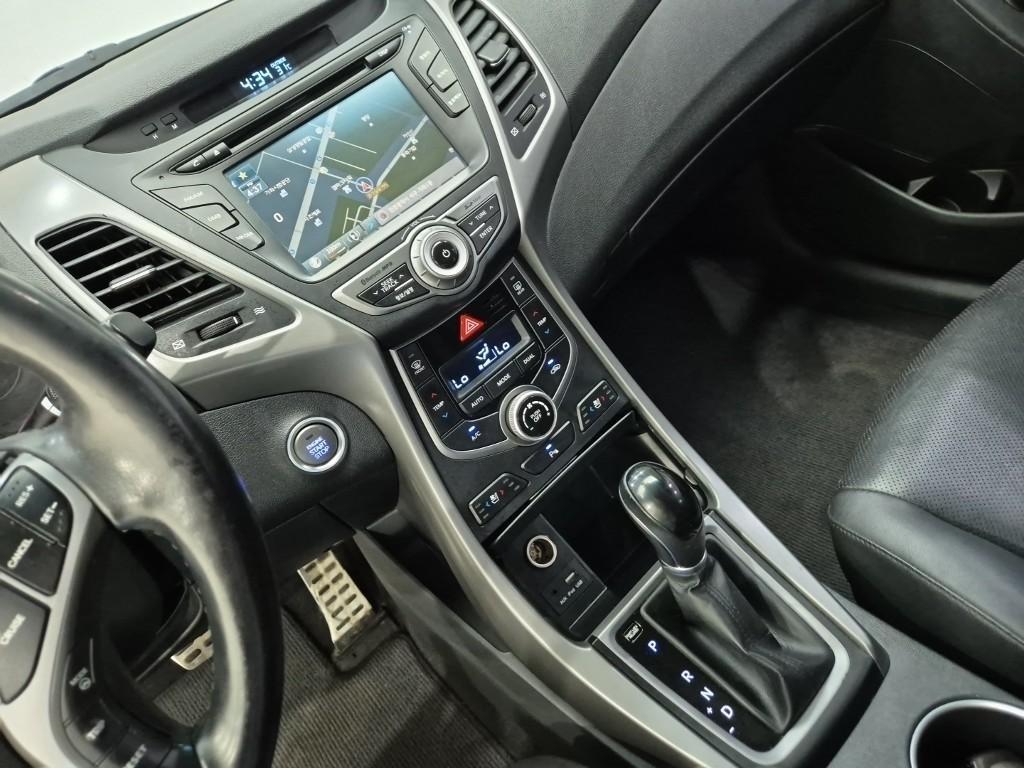 HYUNDAI Avante - Vista 10