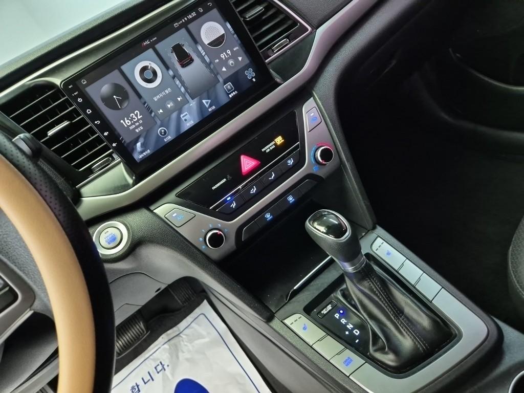 HYUNDAI Avante - Vista 10