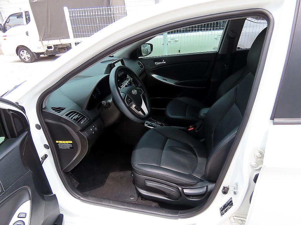 HYUNDAI Accent - Vista 5