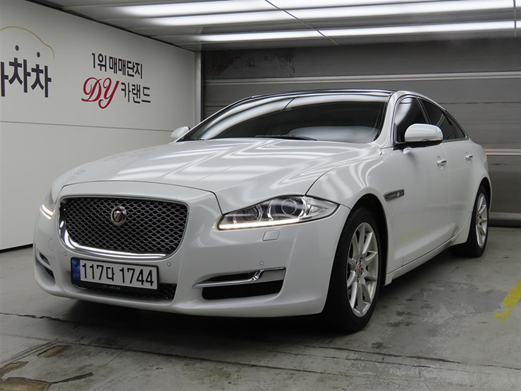Jaguar XJ