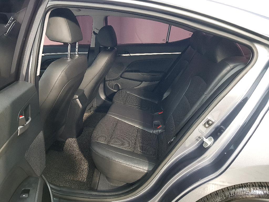 HYUNDAI Avante - Vista 9