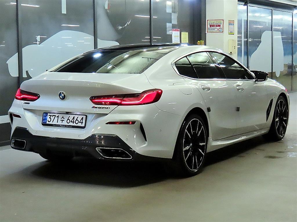 BMW 8 Series - Vista 4