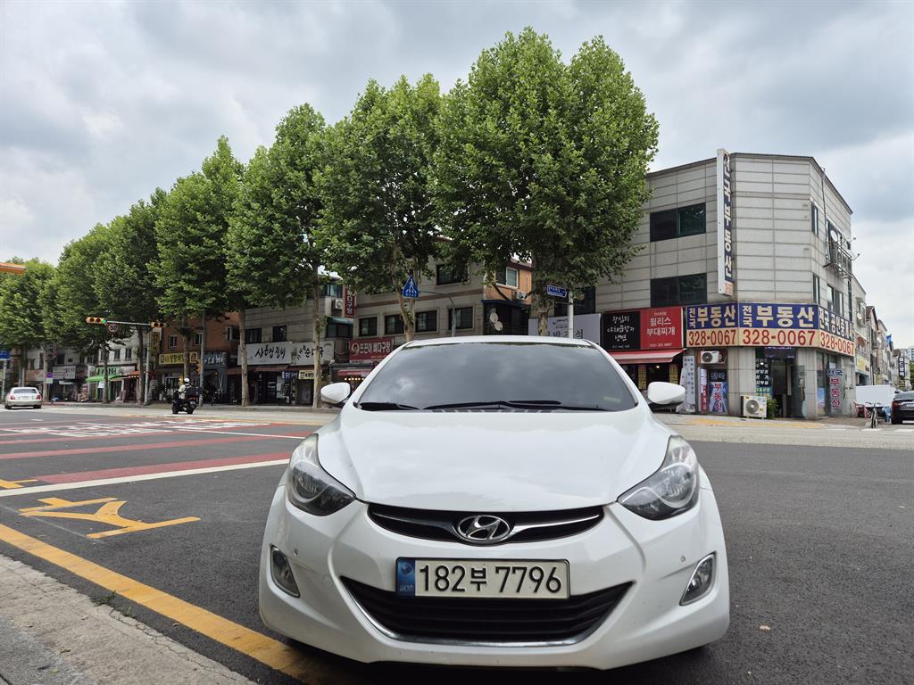 HYUNDAI Avante - Vista 2