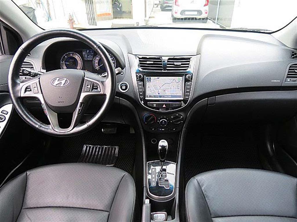 HYUNDAI Accent - Vista 5