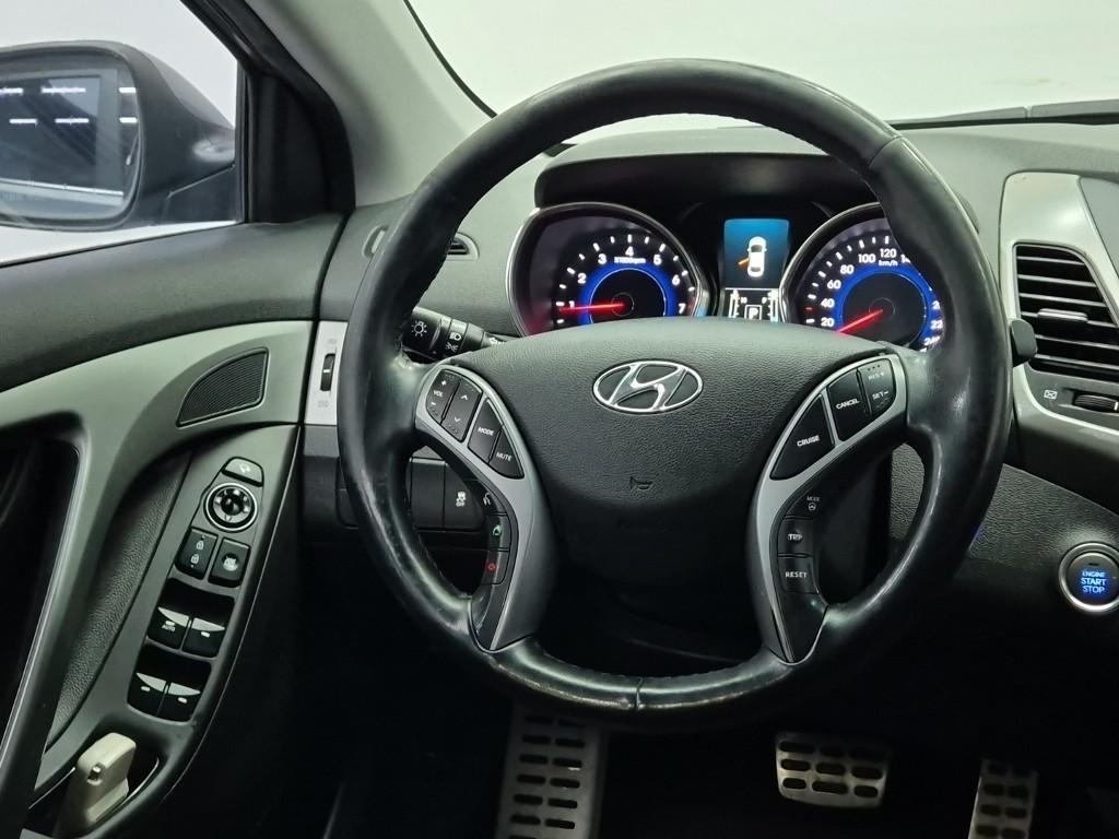 HYUNDAI Avante - Vista 9