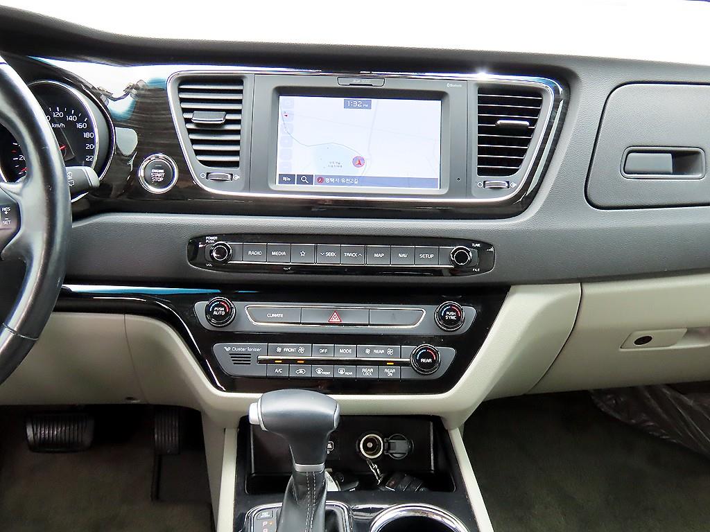 KIA Carnival - Vista 11
